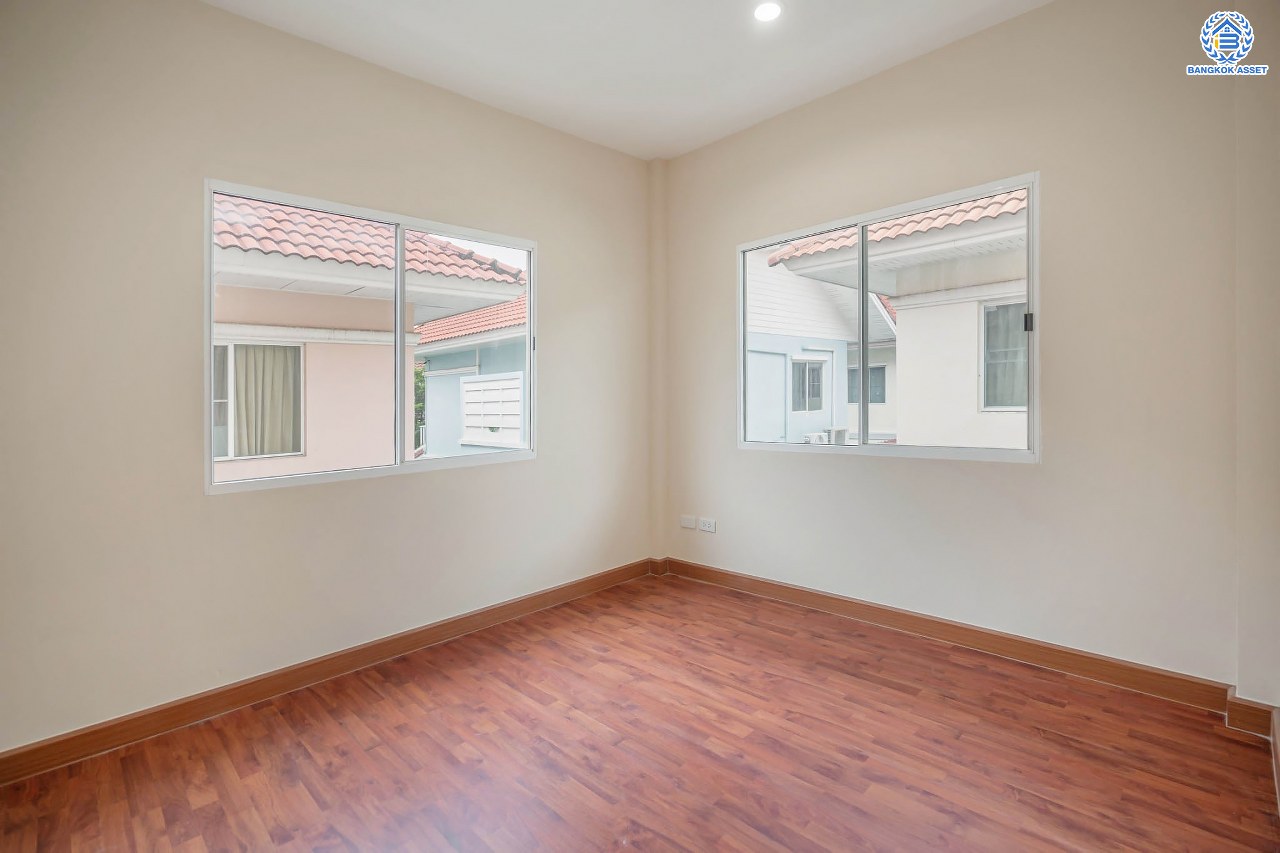 บ้านมือสองตกแต่งใหม่ โครงการ เพอร์เฟคพาร์ค วัดพระนอน จากแบรนด์ Property Perfect เนื้อที่ 35.8 ตร.ว. บ้านแฝดฟังก์ชันระดับบ้านเดี่ยว! 3 ห้องนอน 2 ห้องน้ำ 1 ที่จอดรถ พร้อม Facilities ครบครัน บนทำเลเชื่อมต่อถนนกาญจนาฯ ใกล้ทางด่วน ศรีรัช-วงแหวนฯ เซ็นทรัลเวสต์เกต และรถไฟฟ้าสายสีม่วง "สถานีตลาดบางใหญ่"